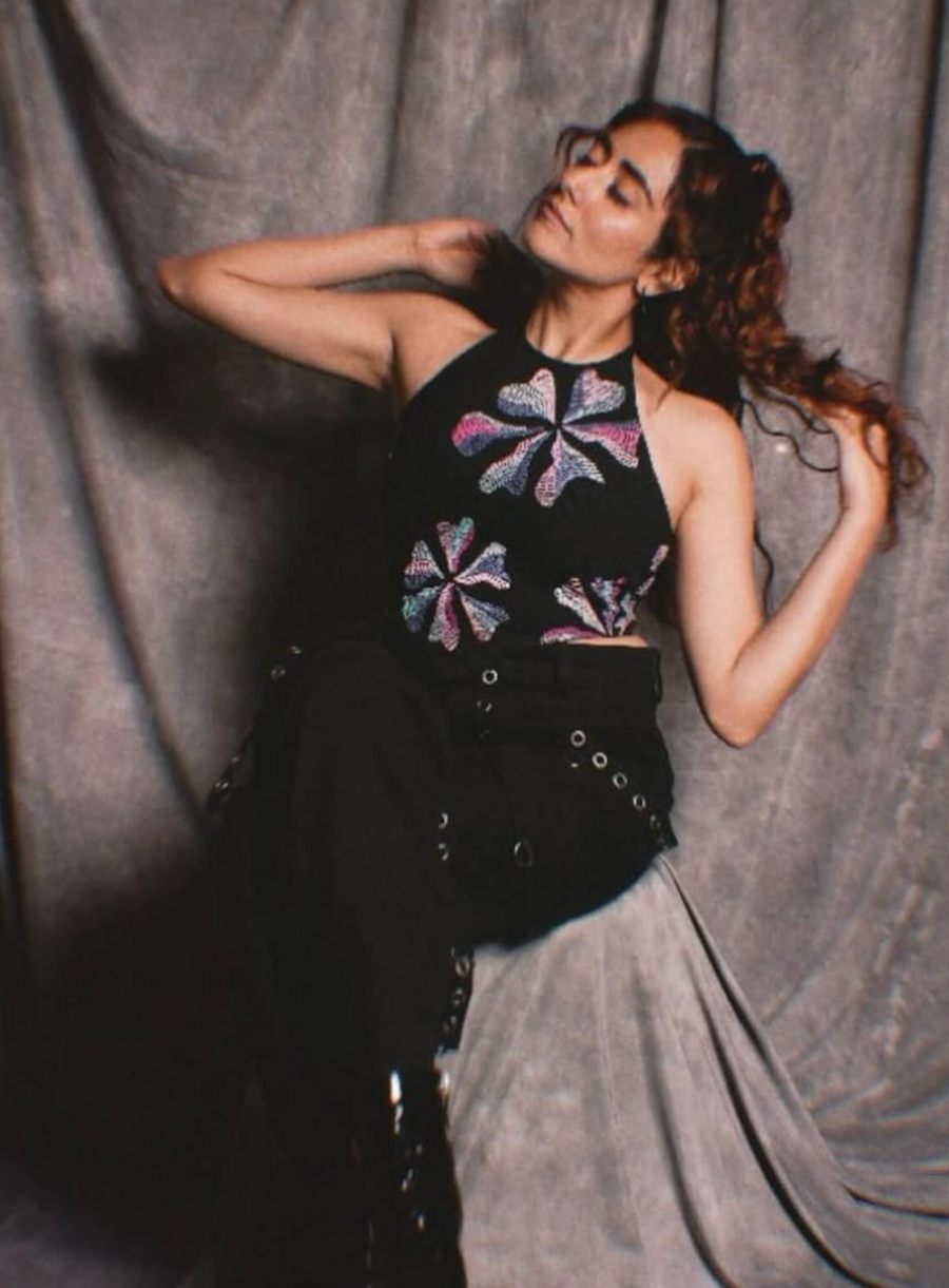 Jonita Gandhi wearing Fouroz